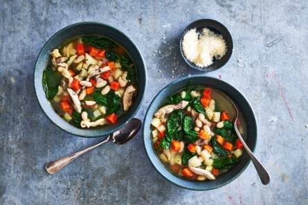 Herfstminestrone met cannellinibonen, pastinaak & malse kip