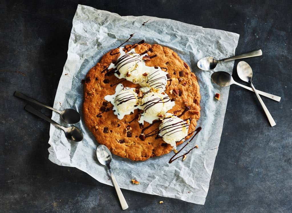 Mega chocolate chip cookie met ijs & chocoladesaus