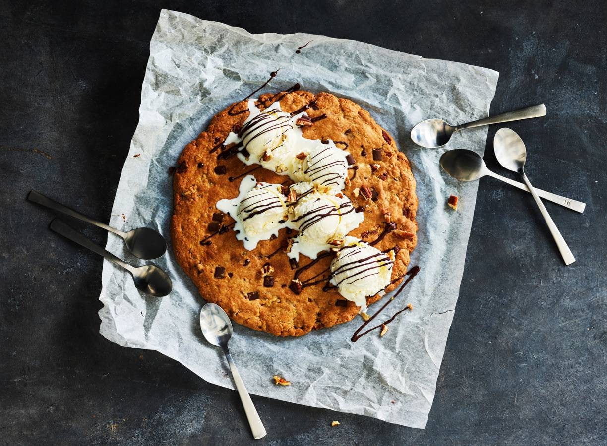 Mega chocolate chip cookie met ijs & chocoladesaus