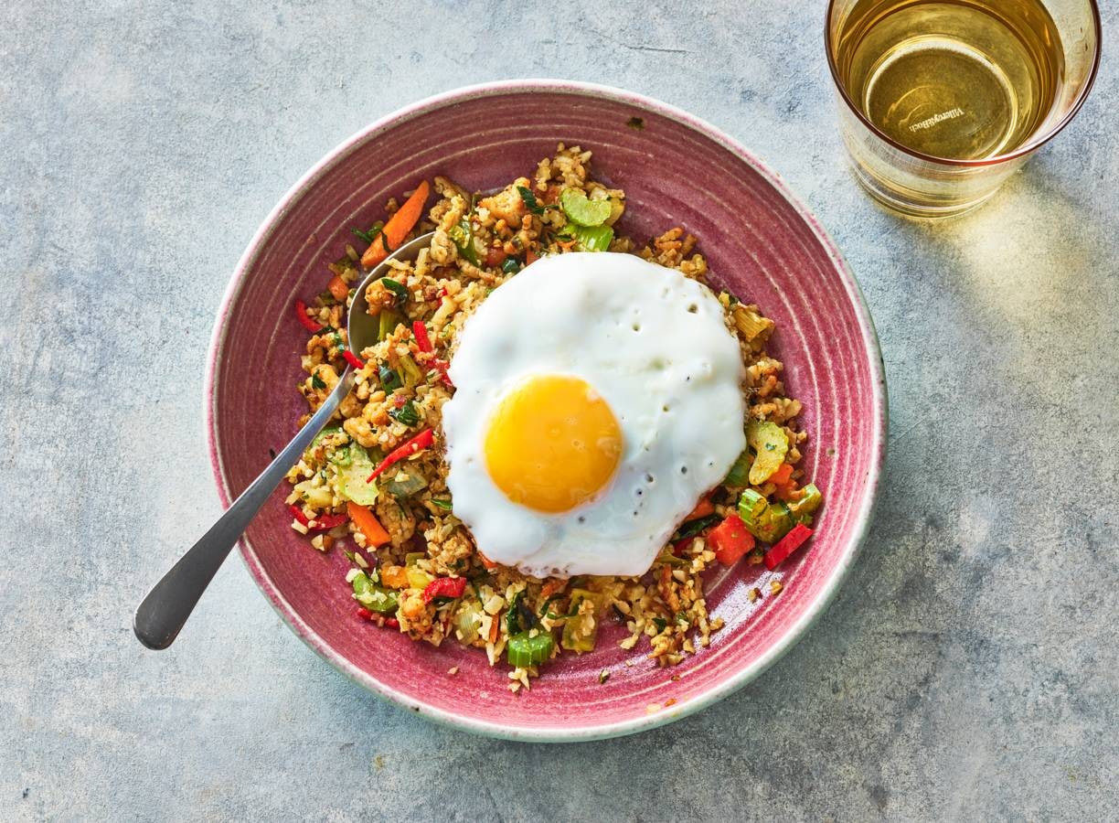 Bloemkoolnasi met een gebakken eitje