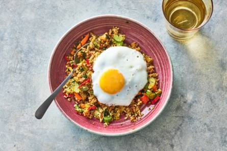 Bloemkoolnasi met een gebakken eitje