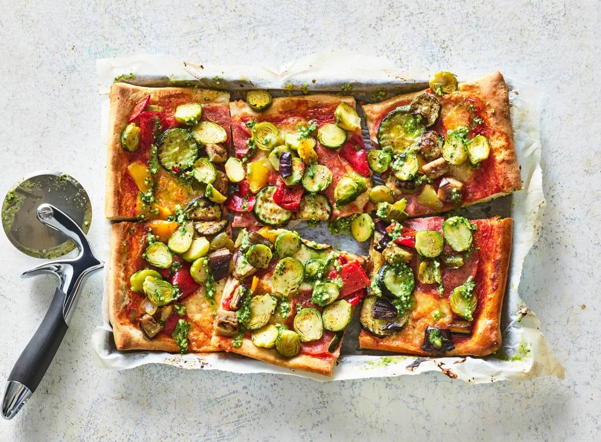 Plaatpizza met spruitjes en salami