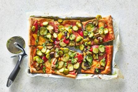Plaatpizza met spruitjes en salami