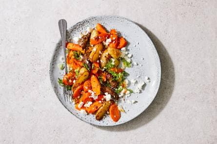 Traybake met winterpeen, krieltjes en worst