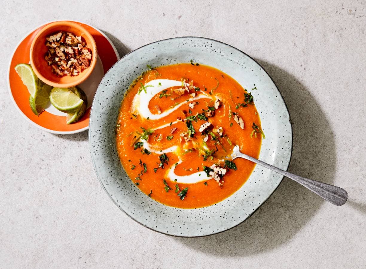 Wortelsoep met kokosyochurt, peterselie en pecannoten