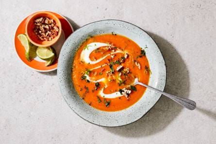 Wortelsoep met creamy kokosyoghurt, peterselie en pecannoten