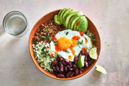 Burritobowl met kidneybonen, vegagehakt & munt-bloemkoolrijst