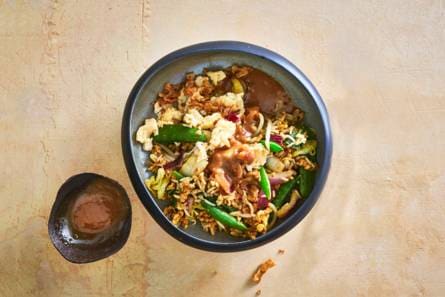 Nasi speciaal met kipgehakt, ei & satésaus