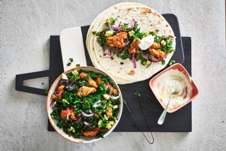 Wraps met krokante cajunkip, avocado & citroencrème
