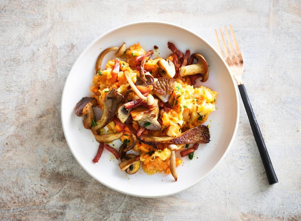 Zoete-aardappelstamppot met pastinaak, spekjes & paddenstoelen