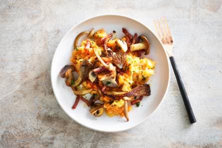 Zoete-aardappelstamppot met pastinaak, spekjes & paddenstoelen