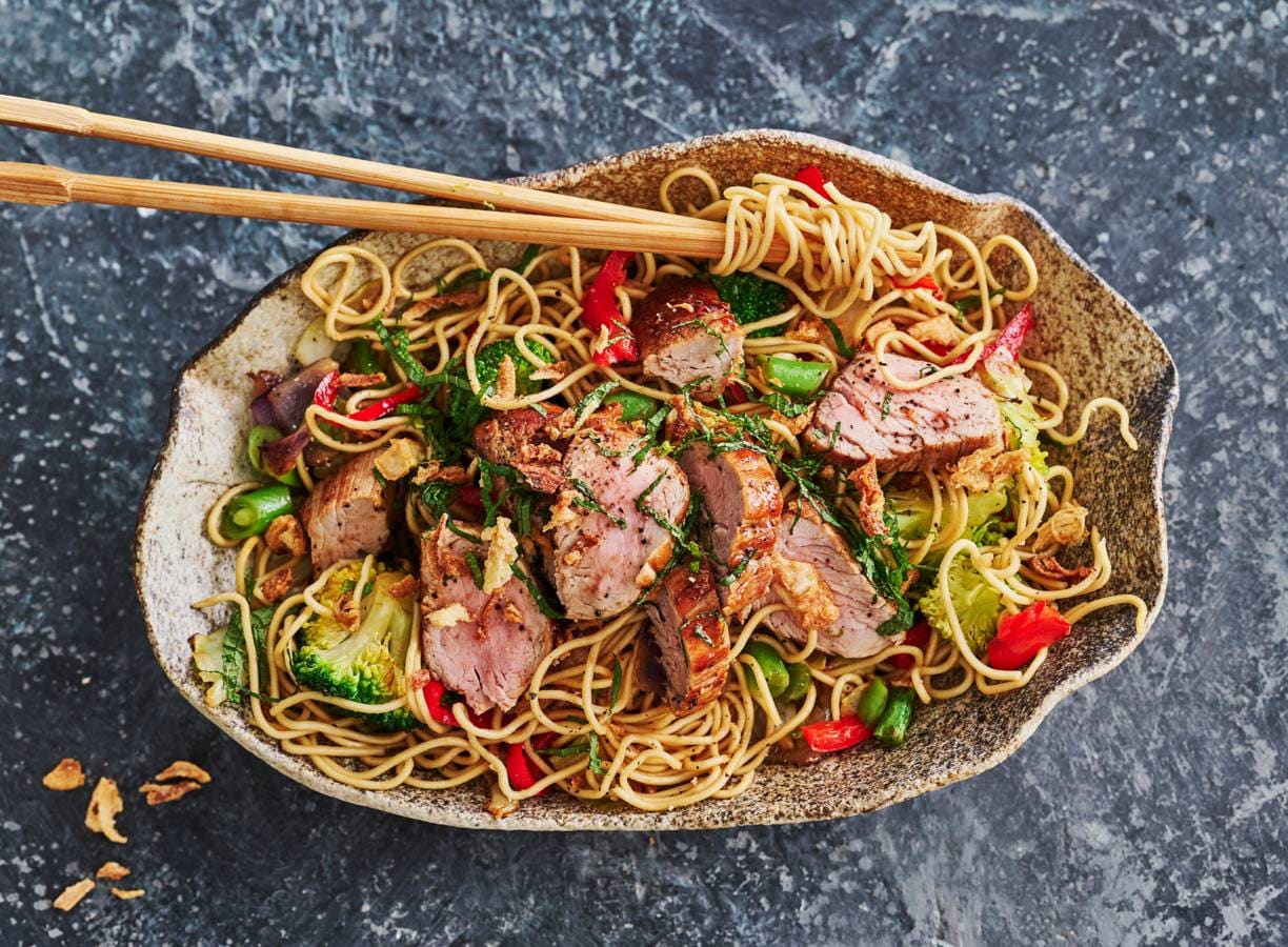 Teriyaki-varkenshaasmet noedelroerbak