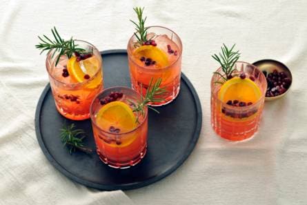 Cranberry-gingerale mocktail met sinaasappel