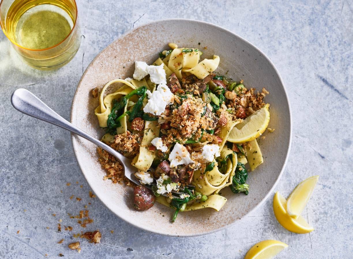 Pasta pesto met kastanjechampignons, geitenkaas & notenpangrattato