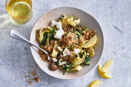 Pasta pesto met kastanjechampignons, geitenkaas & notenpangrattato