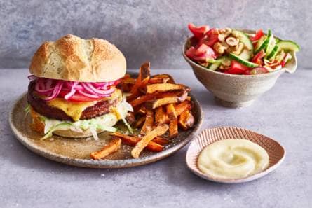 Vegaburger met zoete-aardappelfriet & rauwkostsalade
