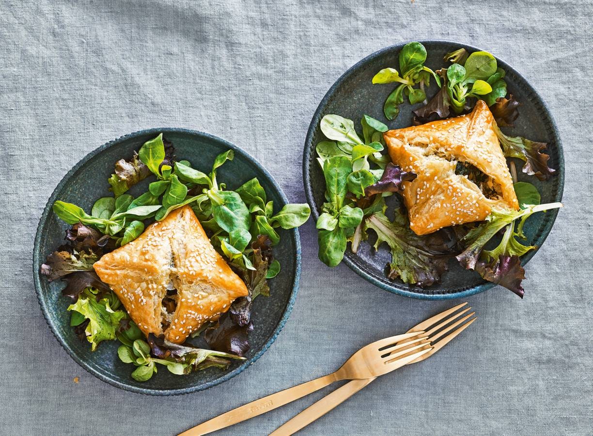 Bladerdeegpakketjes met prei, munt & feta