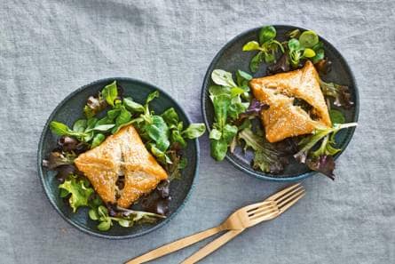 Bladerdeegpakketjes met prei, munt & feta (Advertorial)