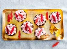 Drive, baby, drive... deze roze autosnoepjes in je cupcakes.