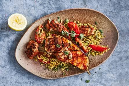 Geroosterde aubergine met broccolirijst, tomaat & gegrilde kip