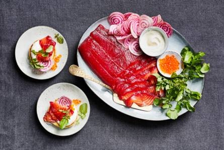 Ingelegde zalm met biet & blini's
