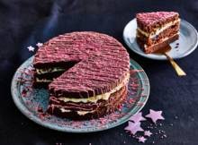 We love pink! Jij ook? Rubychocolade geeft deze laagjescake zijn knalkleur.