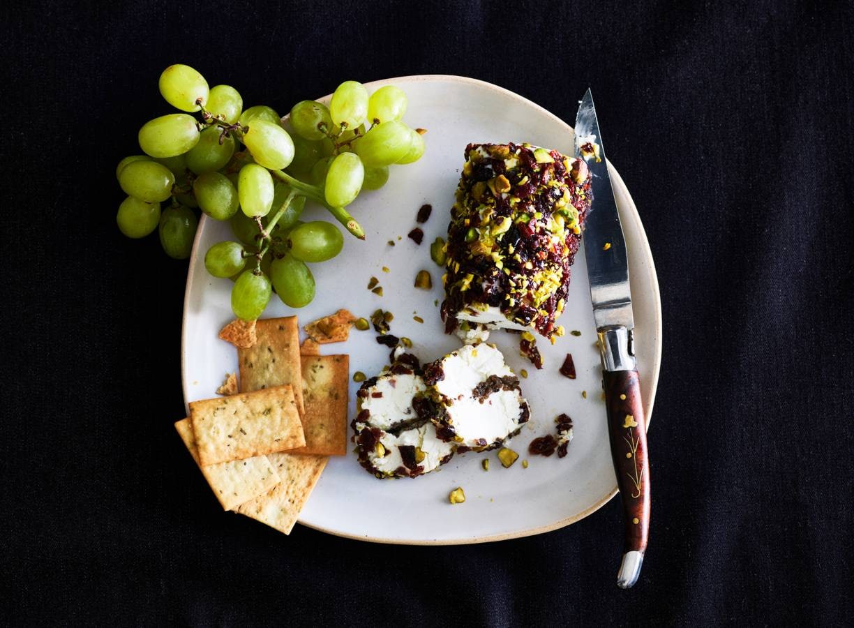 Geitenkaas-truffelrol met pistache-crunch