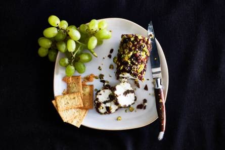 Geitenkaas-truffelrol met pistache-crunch