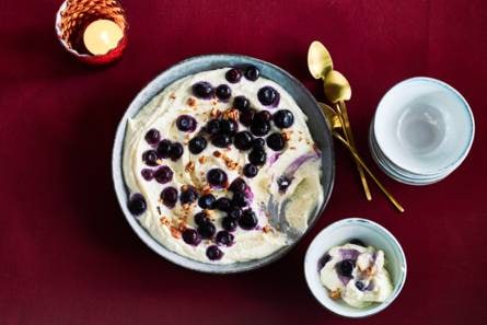Witte chocolademousse met blauwe bessen