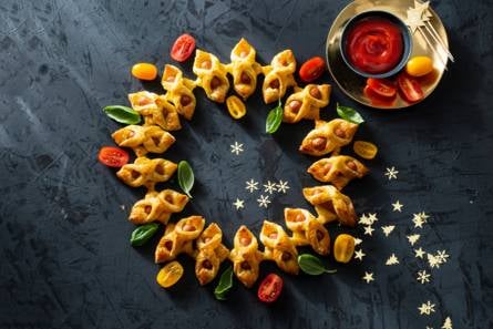 Kerstkrans van knakworsten en bladerdeeg