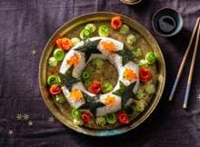 It's a sushi surprise! Verras iedereen aan de kersttafel met deze bijzondere krans.