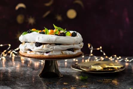 Vegan meringuetaart met amandel en bramen