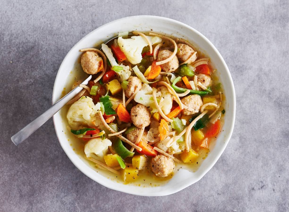 Maaltijdsoep met kipballetjes, bloemkool & pasta