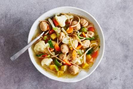Maaltijdsoep met kipballetjes, bloemkool & pasta