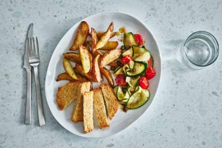 Ovengeroosterde aardappeltjes met vegaschnitzel en courgette