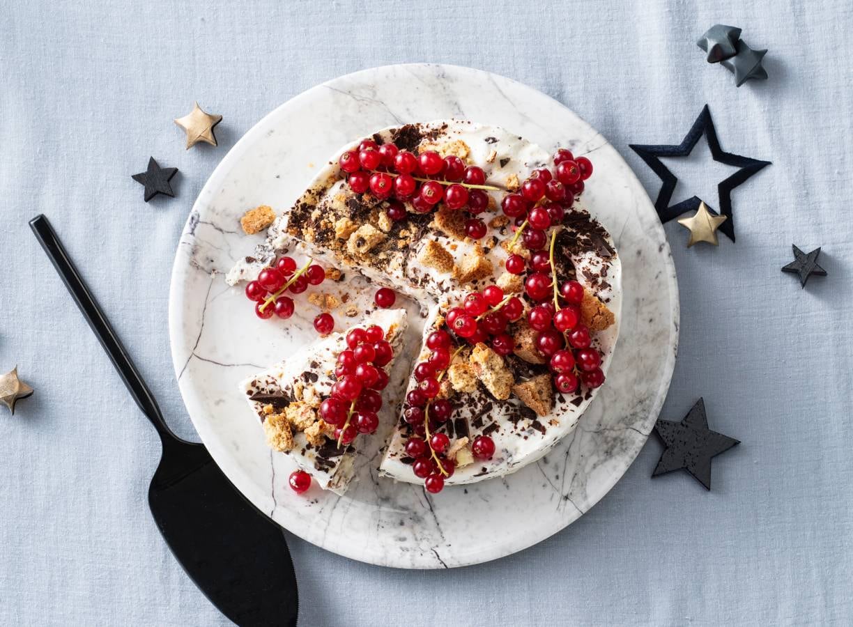 Cantuccini-ijstaart met chocolade en rode bessen