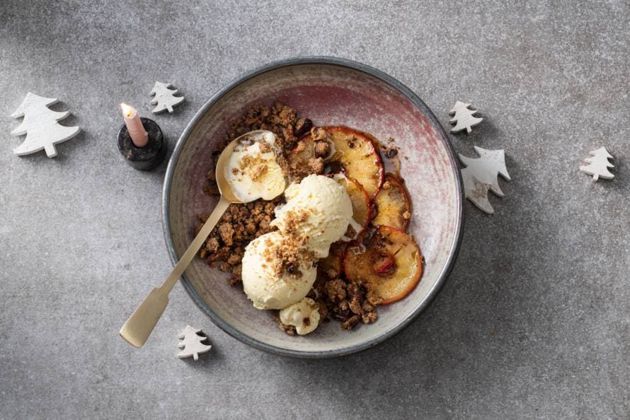 Roomijs met appel en speculaaspecancrumble recept Allerhande