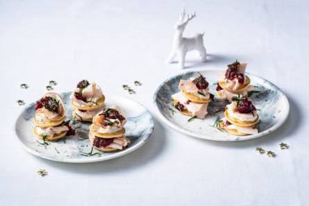 Blini’s met citroenricotta, kipfilet & cranberrysaus