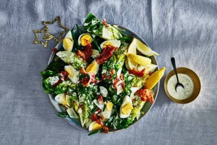 Gegrilde romainesla met Parmezaan en gebakken pancetta