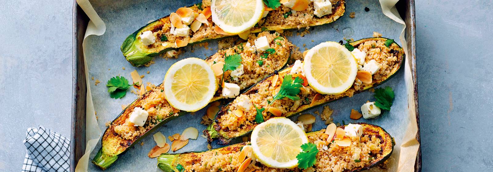 Gevulde courgettes met couscous & amandelen recept Allerhande
