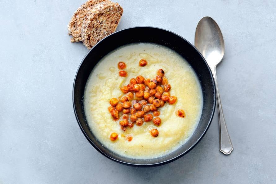Knolselderij-bloemkoolsoep met geroosterde kikkererwten
