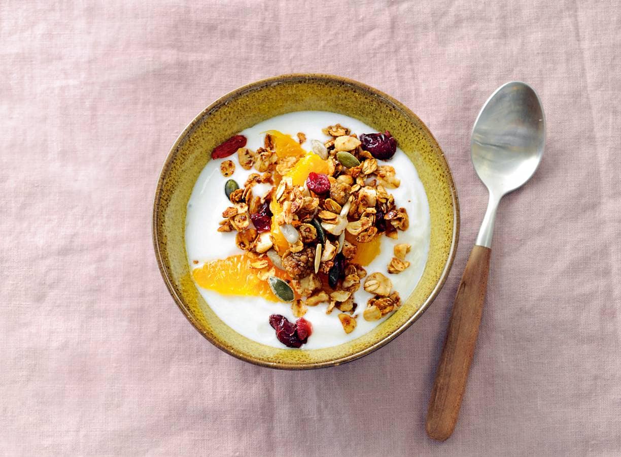 Snelle pangranola met yoghurt & sinaasappelpartjes