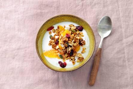Snelle pangranola met yoghurt & sinaasappelpartjes