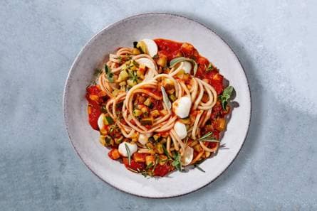 Vegetarische pasta met tomatensaus en mozzarella