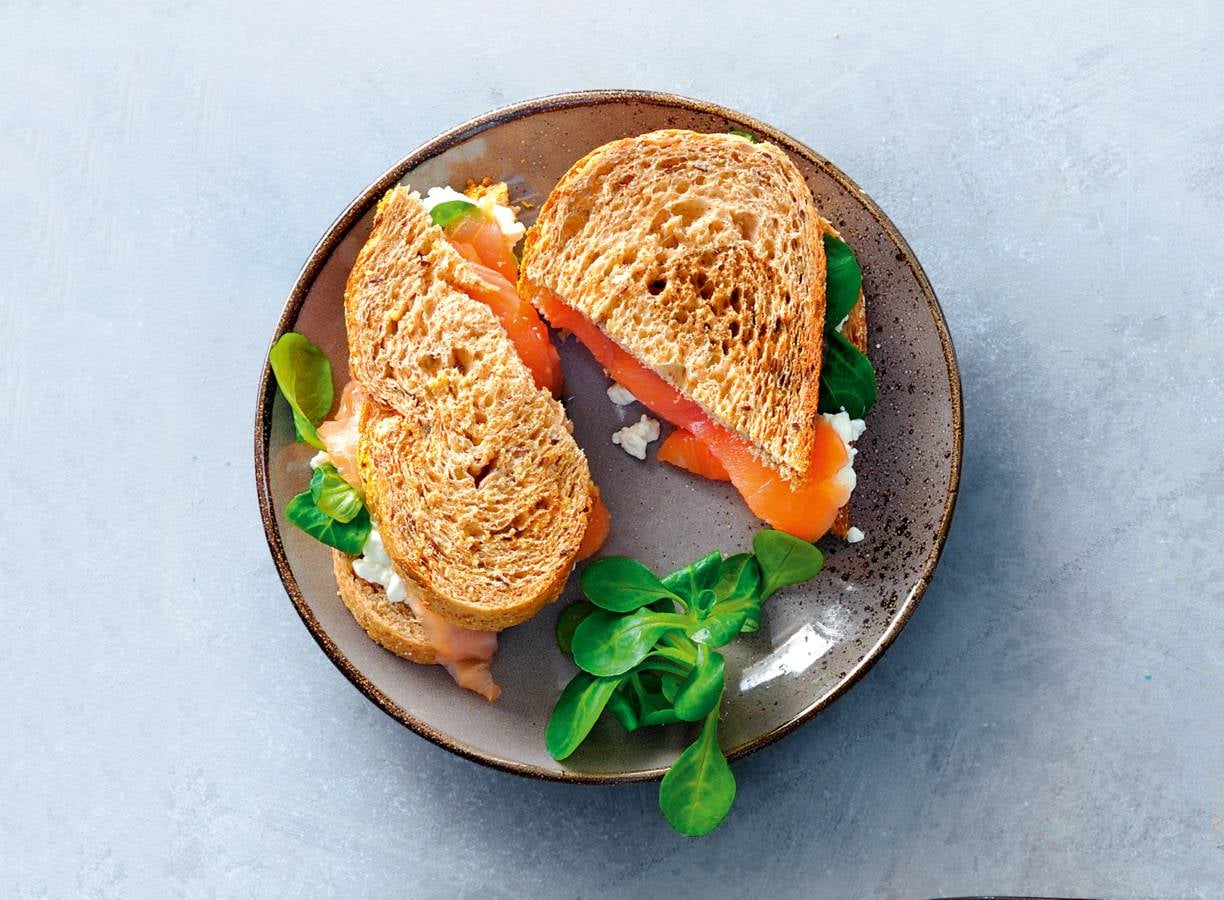 Volkorensandwich met cottagecheese, gerookte zalm & veldsla