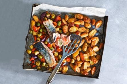 Winterse traybake met zalm