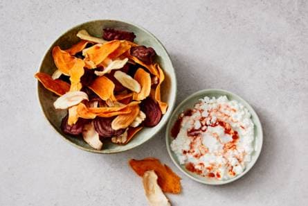 Groentechips met pittige cottagecheesedip