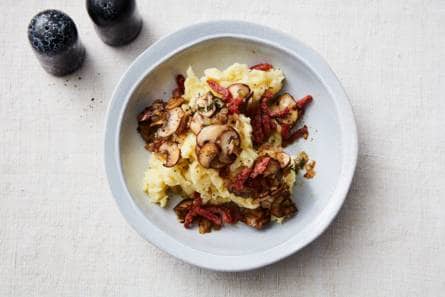 Pastinaakstamppot met paddenstoelen en bacon