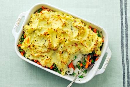 Fishpie met aardappelpuree en groene kruiden