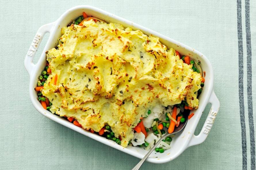 Fishpie met aardappel­puree en groene kruiden